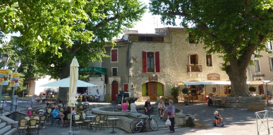 Saint-Martin-de-Londres, la place des platanes. Crédit photo : Henry Moreau