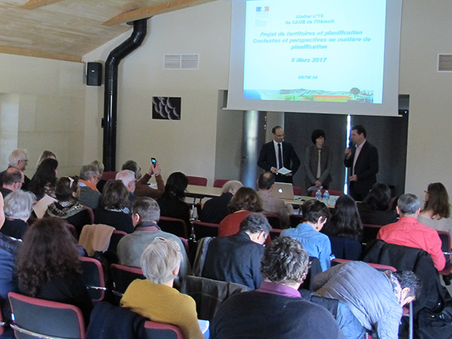 Accueil et présentation de l’atelier : Jean-Luc BERGEON, Vice-Président de la Communauté de Communes Pays de Lunel, Maire de Saint-Christol, Conseiller régional - Brigitte Mas, directrice du CAUE de l’Hérault - Xavier EUDES, Directeur-Adjoint Départemental des Territoires et de la Mer - Hérault